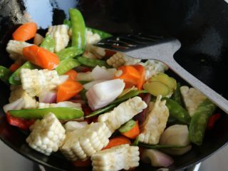 16、酱汁焖锅,炒匀，加少许盐调一下味。