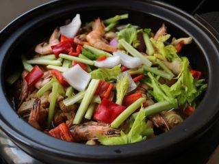 23、酱汁焖锅,剩余10分钟时候，加入剩下的蔬菜，我喜欢在菜肴熟的时候加一些芹菜，有一种特别的清香。