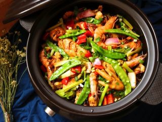 25、酱汁焖锅,锅子直接端上餐桌，配米饭，开吃吧。