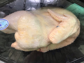 1、盐焗手撕鸡,准备一只2斤重的鸡