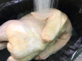 2、盐焗手撕鸡,冲洗干净