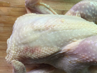 3、盐焗手撕鸡,用厨房纸巾拭干水分