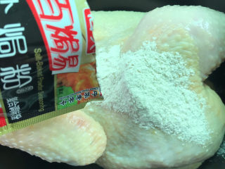 7、盐焗手撕鸡,将盐焗鸡粉倒在鸡身上