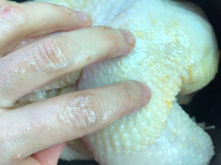 8、盐焗手撕鸡,涂抹均匀，稍加按摩