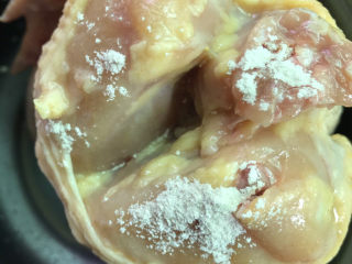 9、盐焗手撕鸡,每个部位都要抹上，包括肚子里面