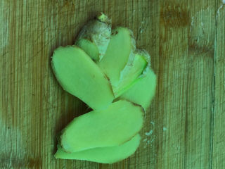 11、盐焗手撕鸡,生姜切片