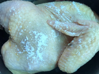 10、盐焗手撕鸡,所有的粉全部用完，放入电饭锅中腌制30分钟左右