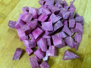 3、紫薯水晶粽,紫薯切成小丁。