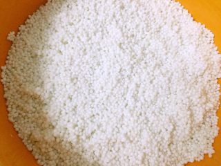 4、紫薯水晶粽,西米用水打湿,拌匀。