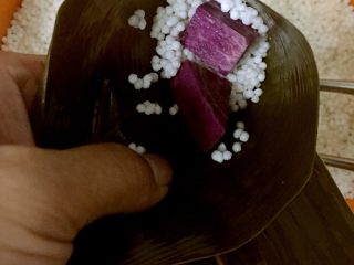 6、紫薯水晶粽,放两粒紫薯丁。