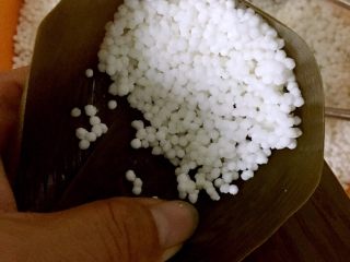 7、紫薯水晶粽,盖一层西米,压实。