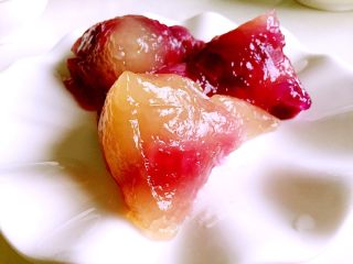 11、紫薯水晶粽,晶莹剔透的紫薯水晶粽出炉了,蘸少许白糖,Q弹有嚼劲,味道美美哒。