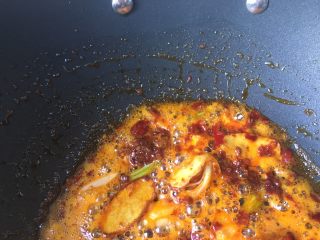 5、家常鸡公煲,加一勺豆瓣酱炒出红油