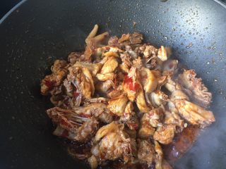 6、家常鸡公煲,下鸡块翻炒，然后加料酒酱油翻炒