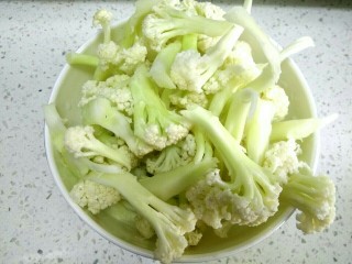 1、干锅菜花,菜花掰小块，用水洗净