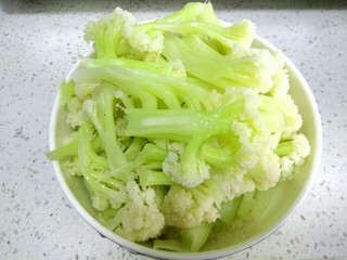 7、干锅菜花,捞出立即放入冰水里，换水两次，直到浸泡菜花的水是凉的才行，然后捞出沥干水分