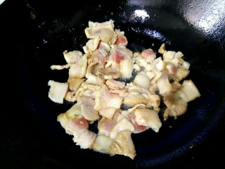 8、干锅菜花,锅中放入适量植物油，放入五花肉，小火慢慢煎