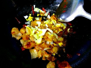 11、干锅菜花,放入葱姜翻炒