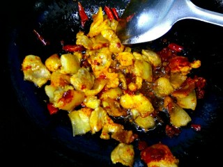 10、干锅菜花,放入一勺郫县豆瓣酱翻炒