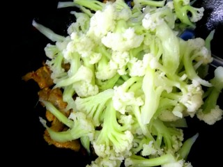 12、干锅菜花,放入菜花翻炒