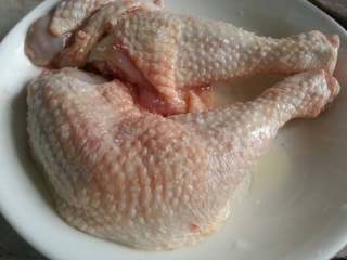 1、姜葱鸡,材料见如图、、弄干净后撒少些盐在表面腌制3o分钟