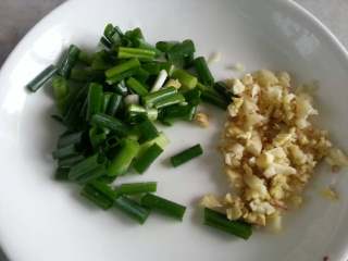 2、姜葱鸡,材料、见如图: