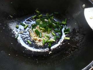 4、姜葱鸡,将材料倒入另个锅煮、首先烧红锅加点油、再倒入材料翻几下带有点姜葱味就倒入老抽煮开就行！不用加盐了、本身鸡腿腌制过的！