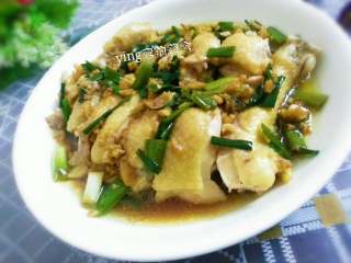 7、姜葱鸡,最后把煮好酱料油倒入鸡腿中！就ok了！