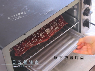 5、猪肉脯,烤箱中层 180度，10-15分钟。这次肉直接放烤架上，底下没放烤纸，烤的时候蜂蜜和肉油会往烤箱底部滴，在烤架下层放一个烤盘，好清洗。不想麻烦可以继续放烤纸上。