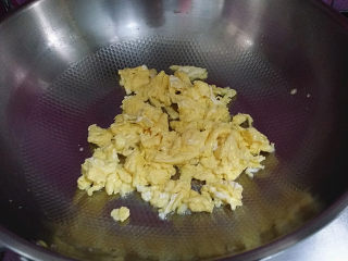 6、XO酱虾仁蛋炒饭,黄中有白、白中有黄嫩滑的金银炒鸡蛋就炒好了、盛出备用