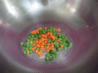 8、XO酱虾仁蛋炒饭,留底油倒入豌豆与胡萝卜粒、炉炒断生后盛出备用