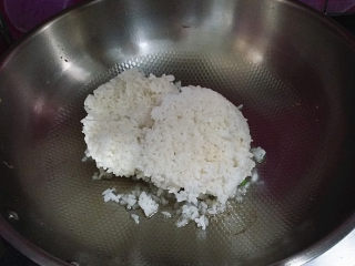 9、XO酱虾仁蛋炒饭,接着倒入隔夜剩米饭