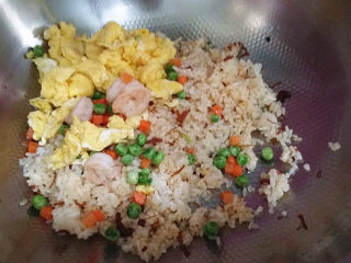 12、XO酱虾仁蛋炒饭,再倒入刚炒好的鸡蛋、虾仁和杂蔬等