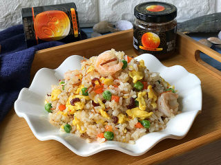 14、XO酱虾仁蛋炒饭,出锅盛盘，鲜美极了