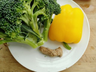 1、黄椒炒西兰花,准备材料