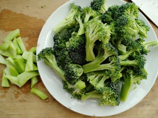 3、黄椒炒西兰花,梗去皮切小块，西兰花切成小朵