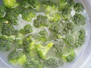 4、黄椒炒西兰花,用淘米水侵泡十分钟