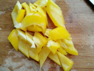 5、黄椒炒西兰花,黄椒洗净切块