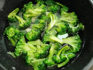 8、黄椒炒西兰花,起锅做水烧开放入一小勺盐放入西兰花煮两分钟捞出过凉水控干水分