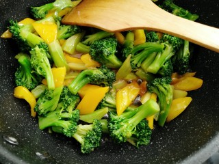 17、黄椒炒西兰花,翻炒均匀即可出锅