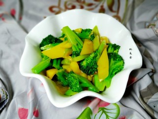 18、黄椒炒西兰花,成品图