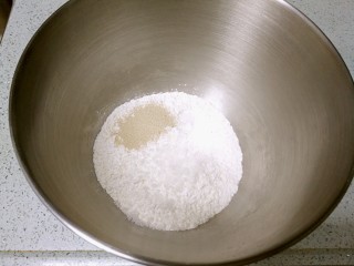 1、紫薯花卷,把全部材料倒入厨师机。