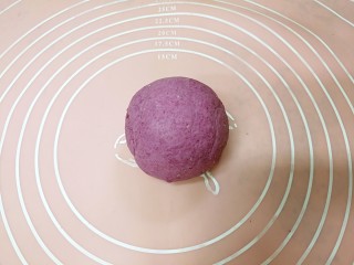 7、紫薯花卷,揉成紫薯面团。