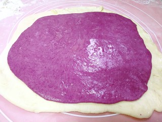11、紫薯花卷,均匀地抹一层食油，周边的原味面片也要抹到。