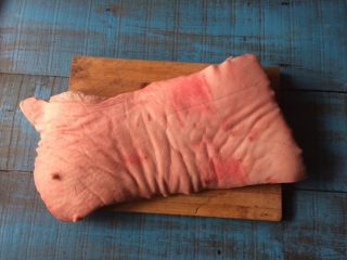 1、酱油风味酱肉,五花肉买回来，用刀刮刮皮面并去除杂毛