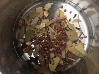 3、酱油风味酱肉,把香料倒入水清洗清洗，如果花椒、八角有籽清除干净以免影响味道