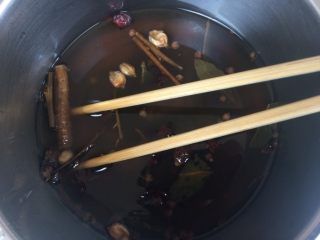 4、酱油风味酱肉,把香料及黑胡椒粉全部倒入小锅，加入3碗水使用小火熬煮至剩半碗。并趁着热气加入砂糖和麦芽糖搅拌融化，然后放凉