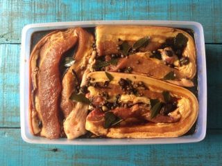 5、酱油风味酱肉,原酿酱油与香料水混合一起，抹一抹肉倒入腌制起来