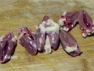 3、辣炒鸡心,剖开的鸡心，里面有血污的，用手挤去血污；有血管的，切除血管；鸡油不用清理，留一些更好吃。