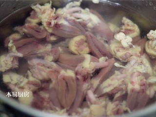 4、辣炒鸡心,锅内坐水，把切好的鸡心冷水下锅，煮3-5分钟。